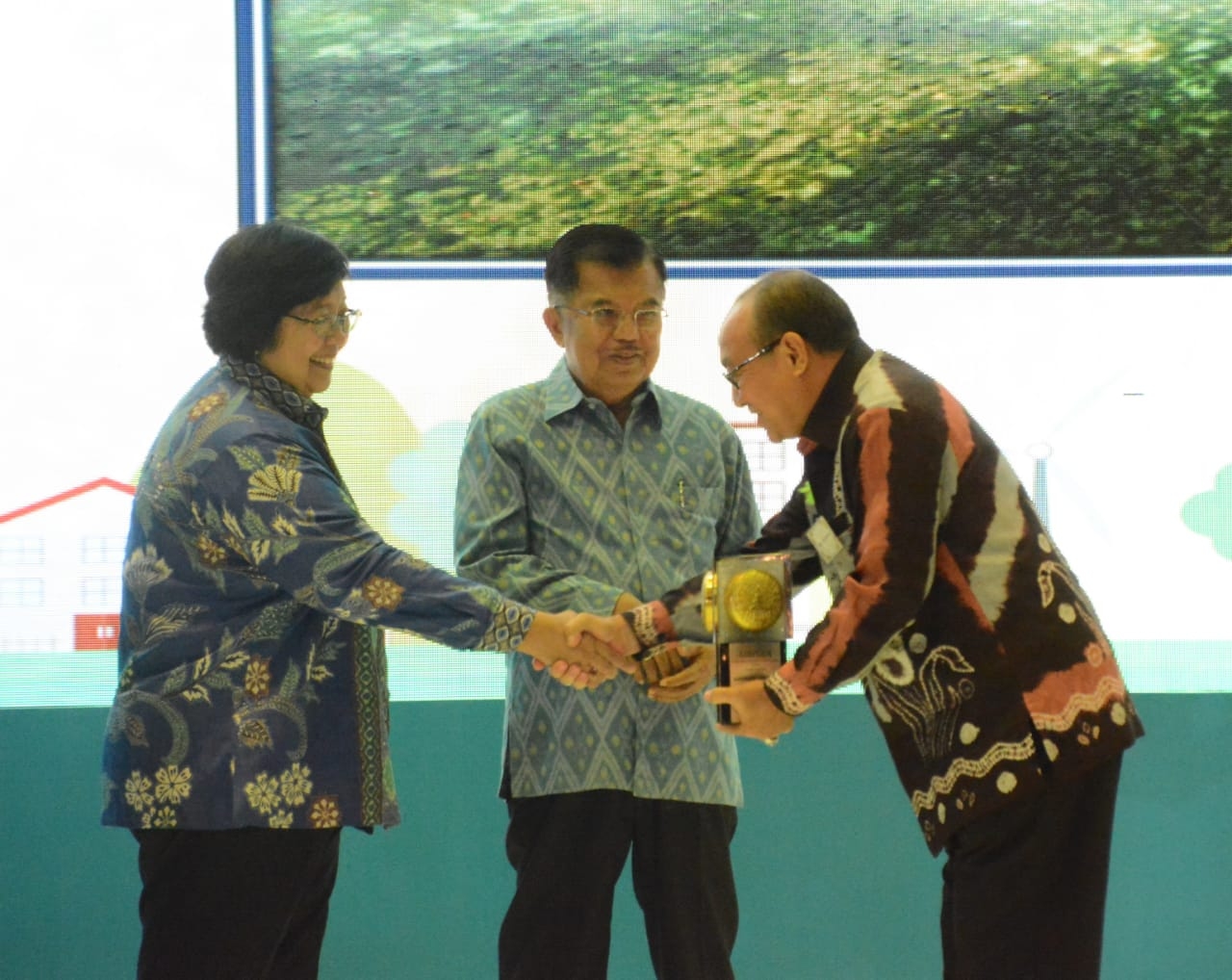 Bupati Tabalong H. Anang Syakhfiani menerima Piala Adipura yang diserahkan oleh Wakil Presiden RI H.M. Jusuf  Kalla di Gedung Manggala Wanabakti Jakarta Pusat