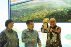 Bupati Tabalong H. Anang Syakhfiani menerima Piala Adipura yang diserahkan oleh Wakil Presiden RI H.M. Jusuf  Kalla di Gedung Manggala Wanabakti Jakarta Pusat